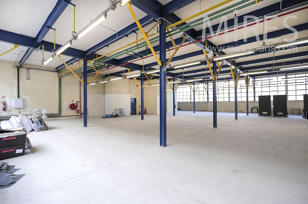 Salle d’entrepôt vide. C2045