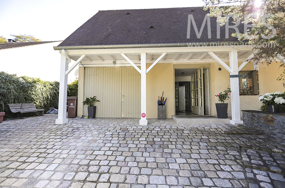 C2046 – Garage on paved courtyard