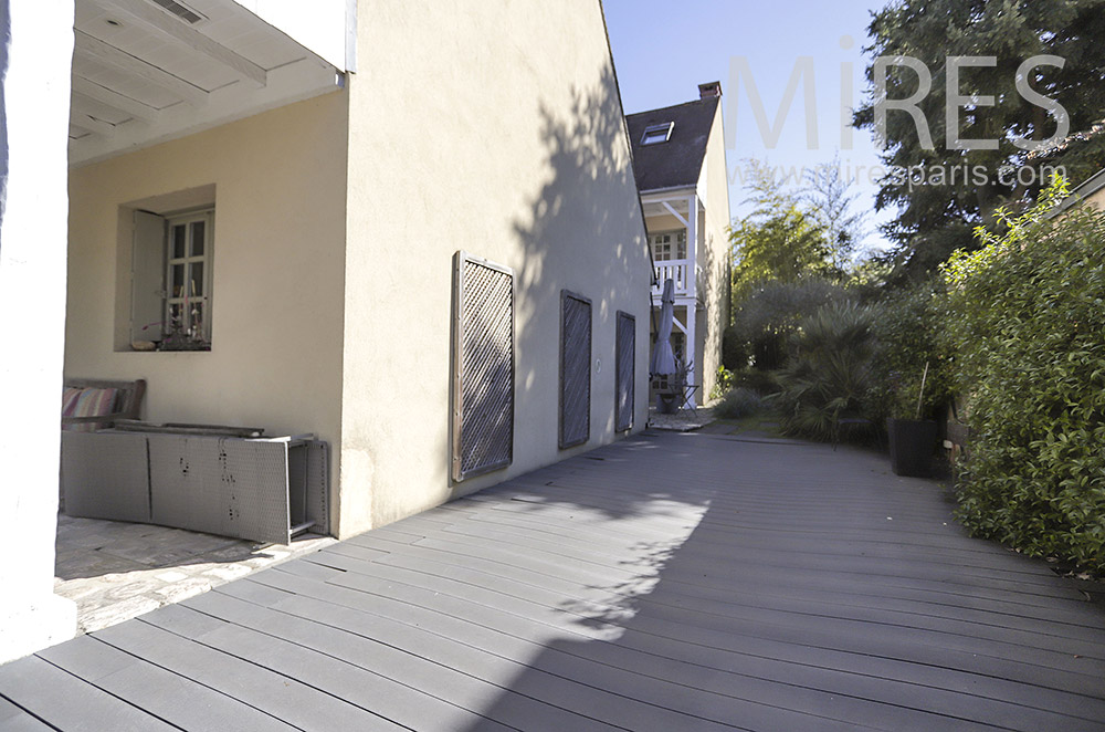 C2046 – Terrasse abritée en teck