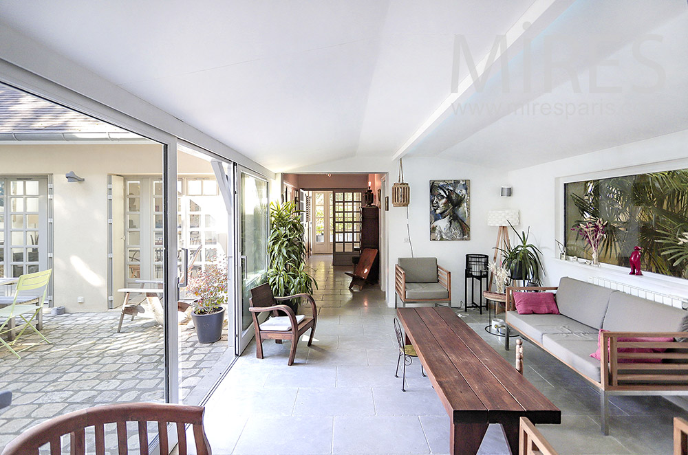 C2046 – Living room open on terrace