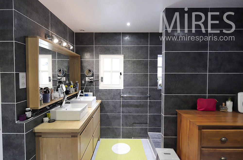 C2046 – Grey bathroom