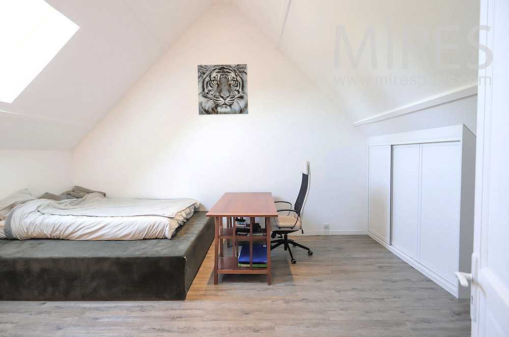 C2046 – Chambre simple sous les toits