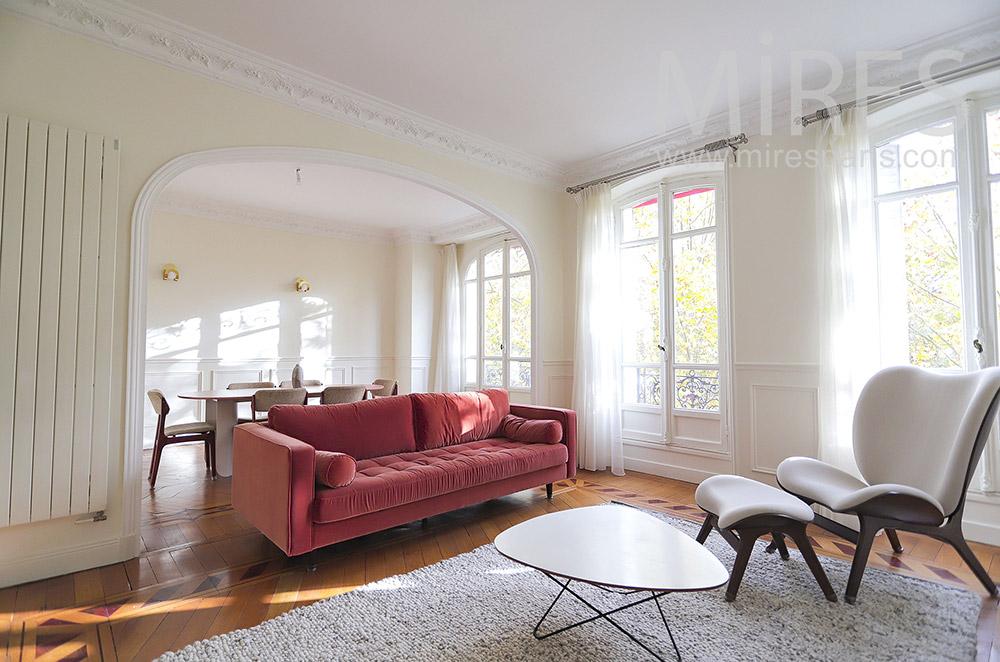 Decorative Parisian apartment. C2058