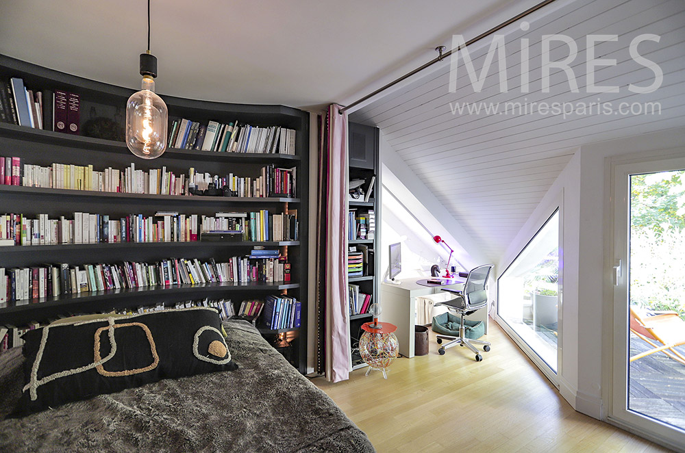 Bedroom with library, bathroom and terrace. C2049