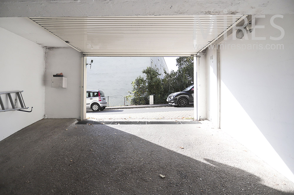 C2049 – Large garage