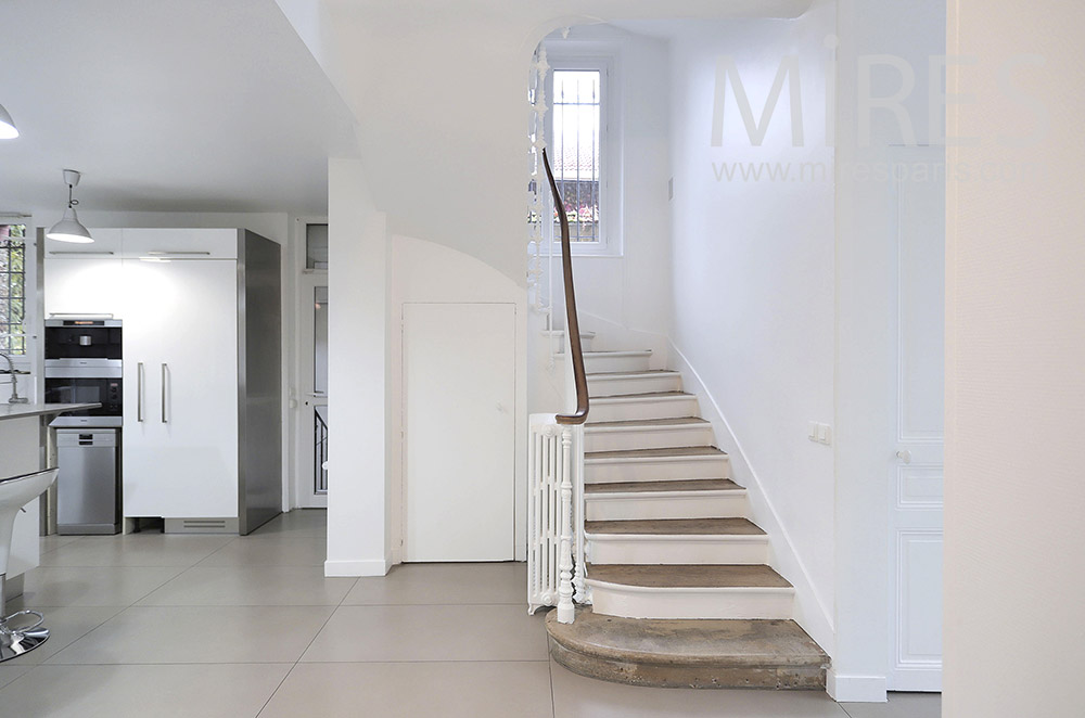 C2050 – Escalier tournant blanc