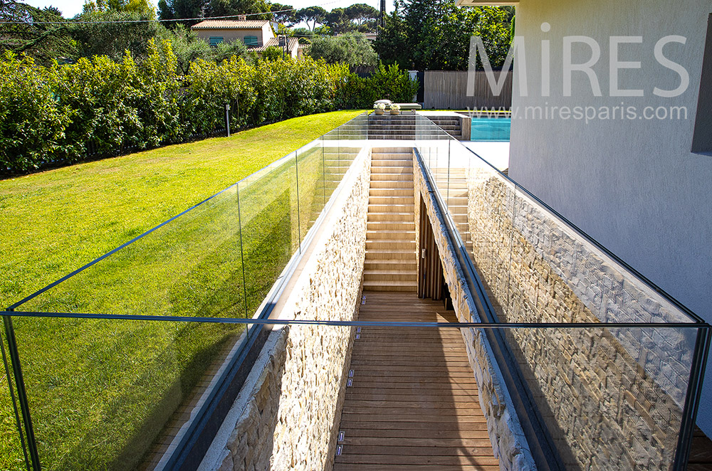 C2052 – Escalier extérieur droit