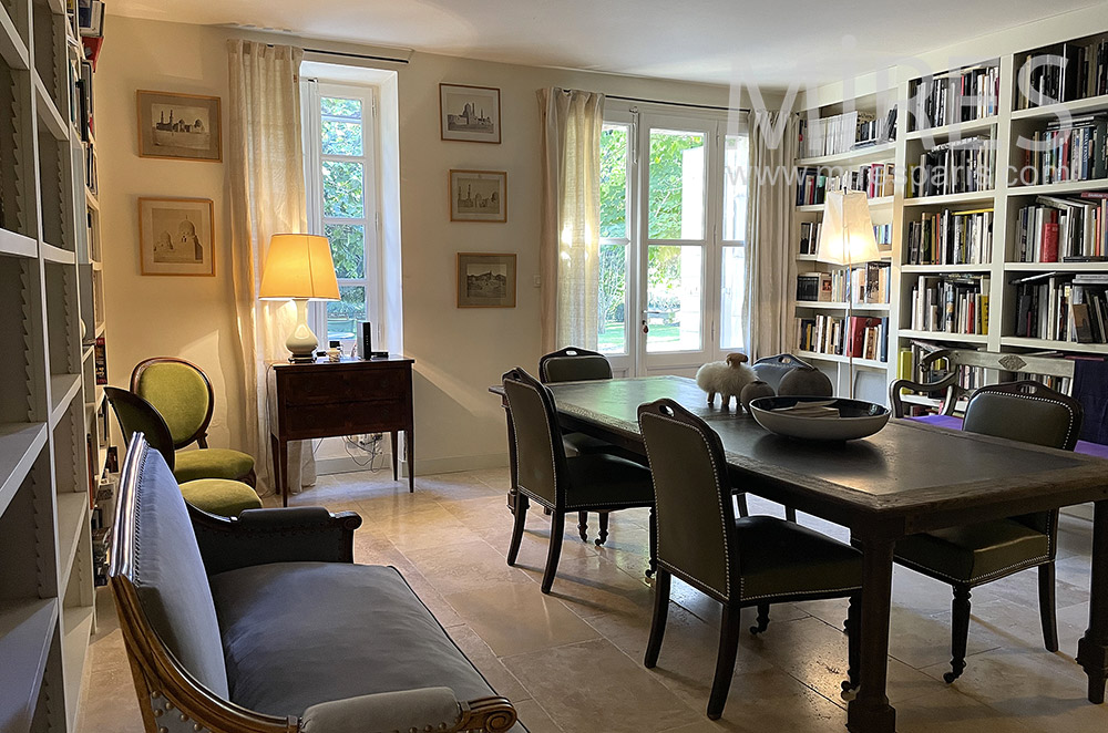 Salle à manger classique avec bibliothèque. C2055
