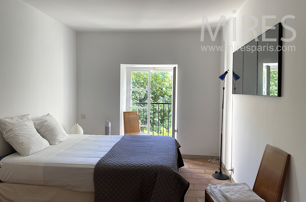 Three bedrooms with a view of the garrigue. C2055