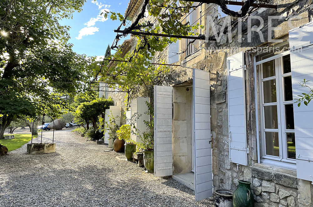 C2055 – Entrée avec vigne grimpante