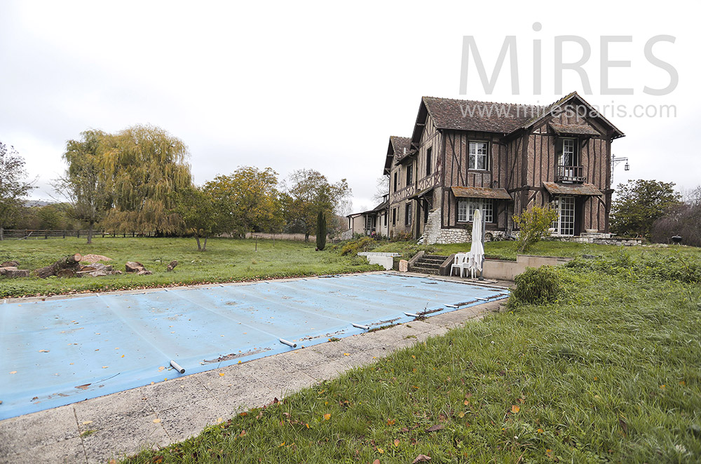 C2056 – Garden side with swimming pool