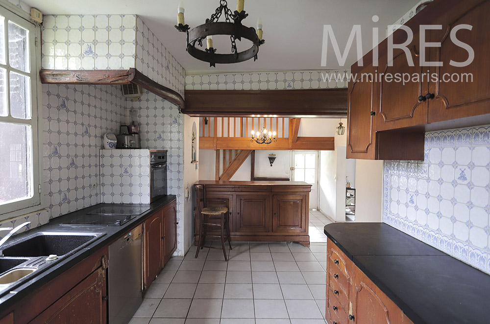 C2056 – Kitchen, wood and tiles