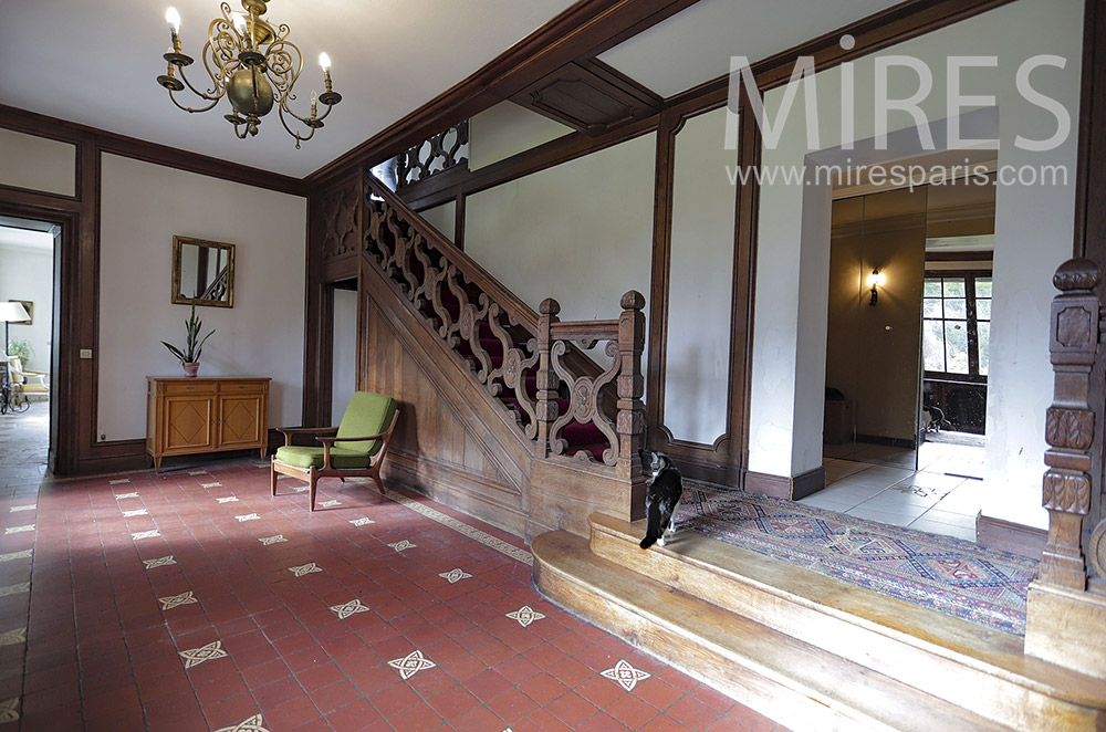 C2056 – Escalier ancien en bois massif