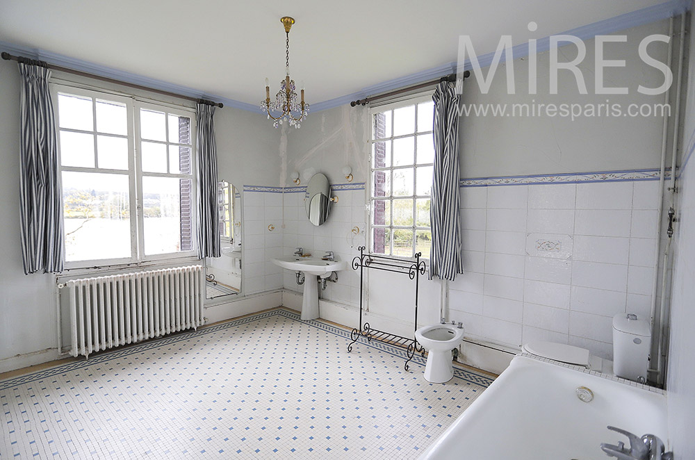 C2056 – Grande salle de bains vintage