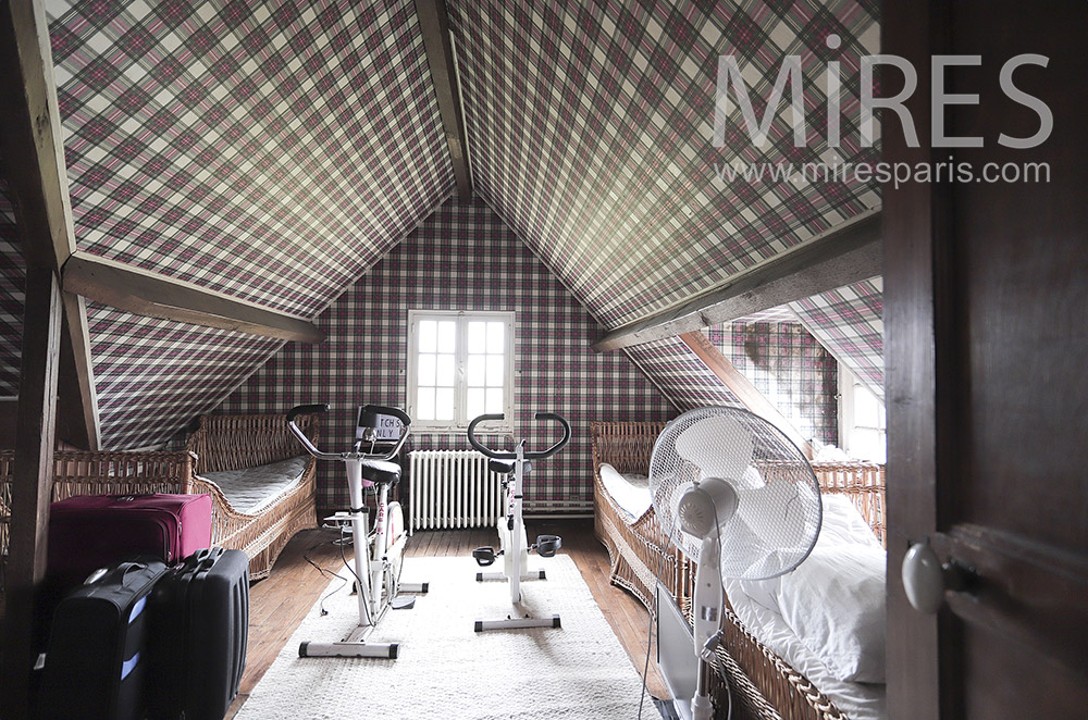 C2056 – Attic, Scottish wallpaper