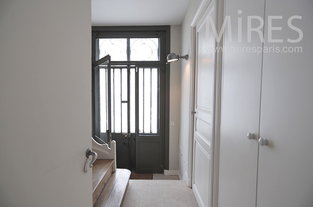 C2059 – White and black entrance