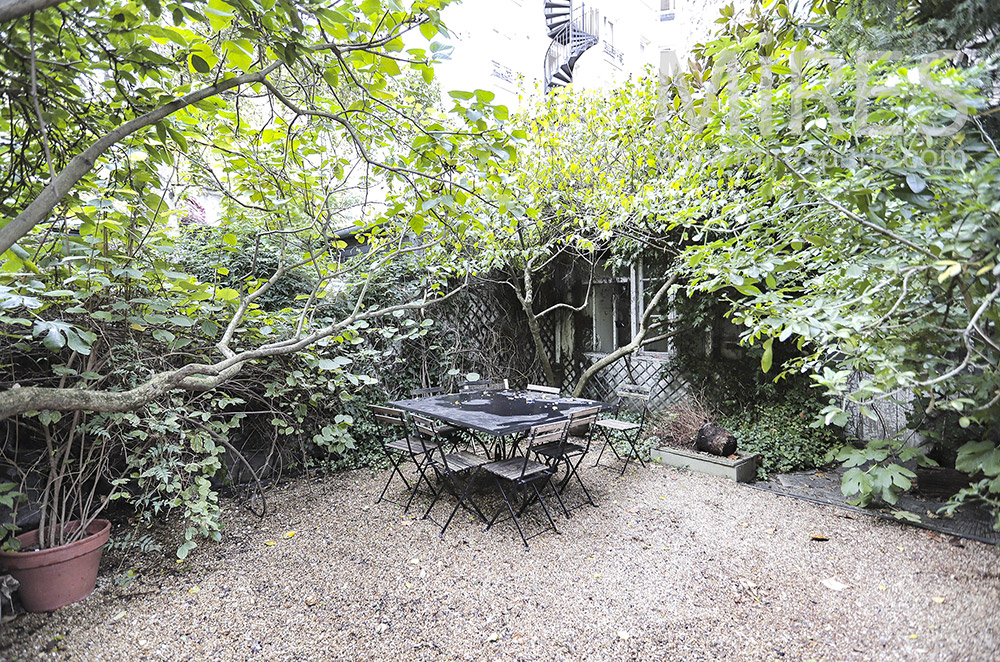 C2059 – Gravel terrace at the bottom of the garden