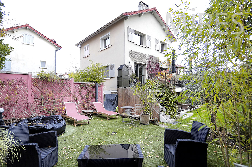 C2061 – House with several terraces