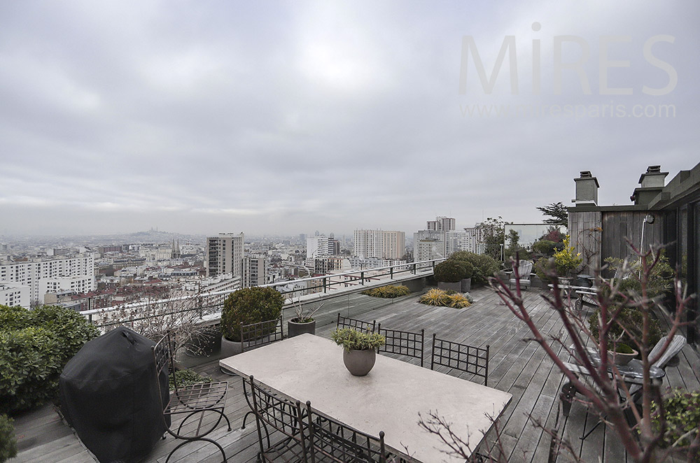 C2062 – Grand rooftop avec vue sur Montmartre