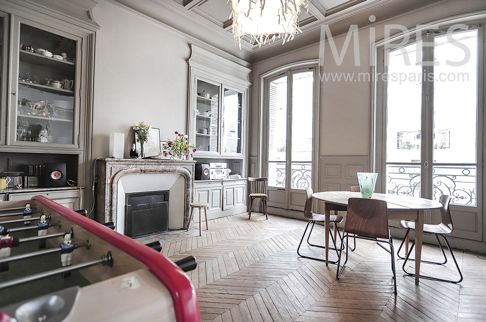 C2063 – Decorative dining room with table football