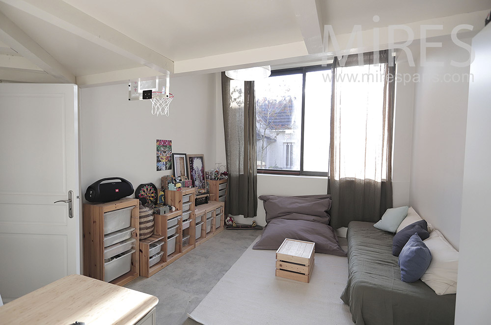 C2064 – Bedroom with loft bed