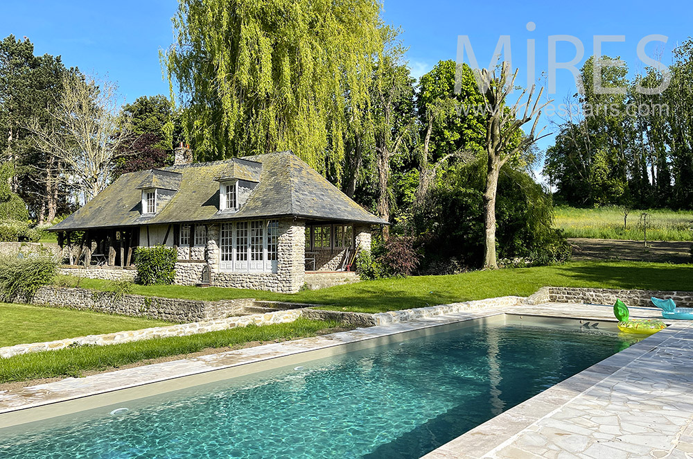 C1863 – Swimming pool lined with stone slabs