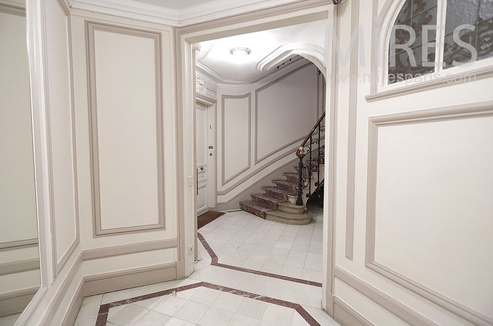 Escalier d’immeuble parisien. C2072