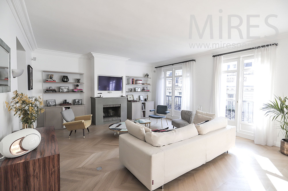 Salon lumineux avec piano. C2072