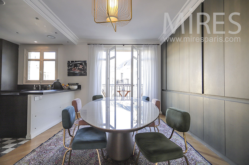 Salle à manger avec balcon. C2072