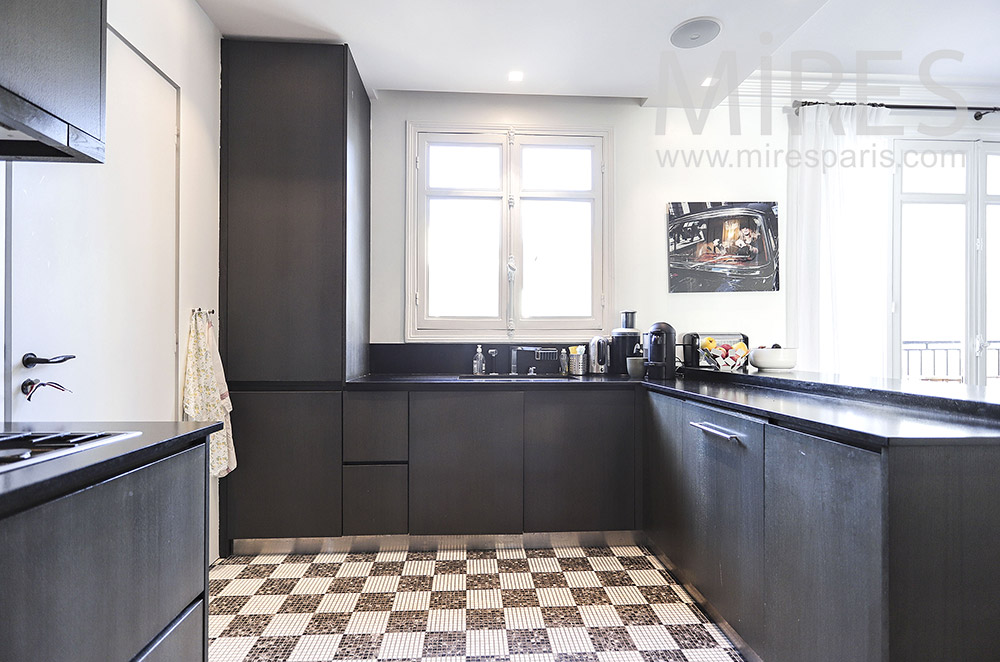 C2072 – Black and white kitchen