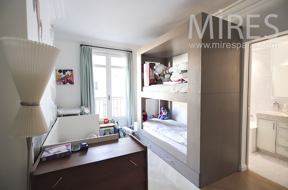 Chambre d’enfants avec lits superposés. C2072