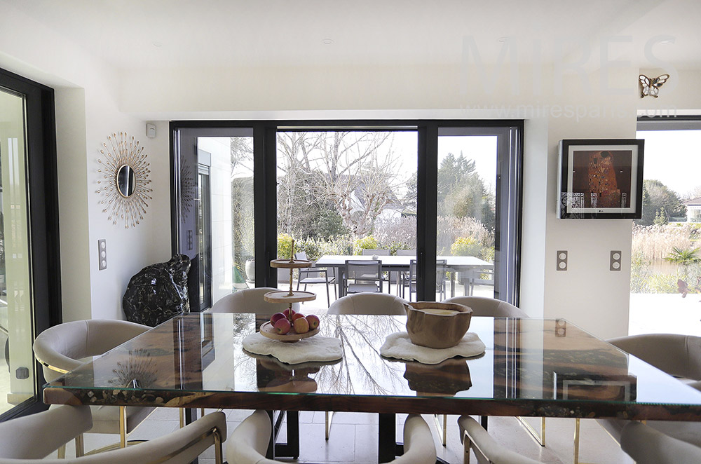 C2073 – Dining room open to terrace