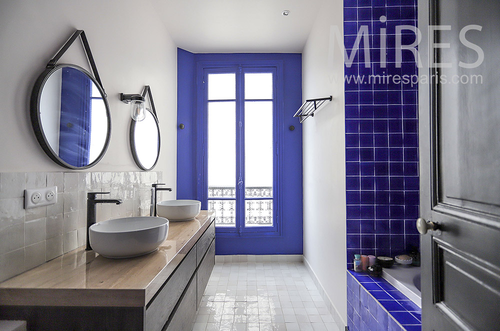 C2074 – Blue bathroom