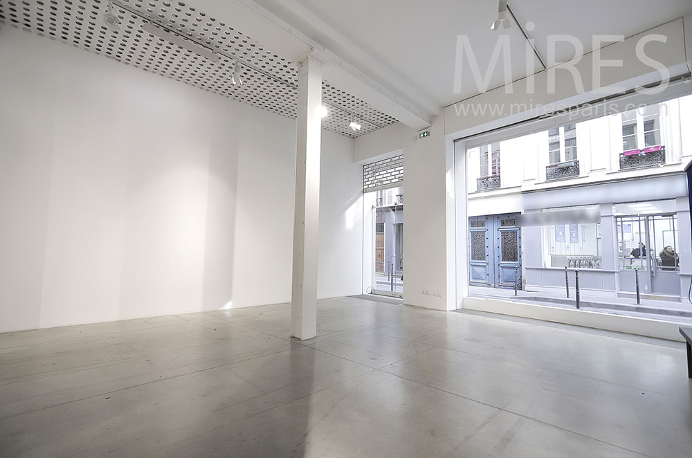 C2076 – Galerie showroom vide