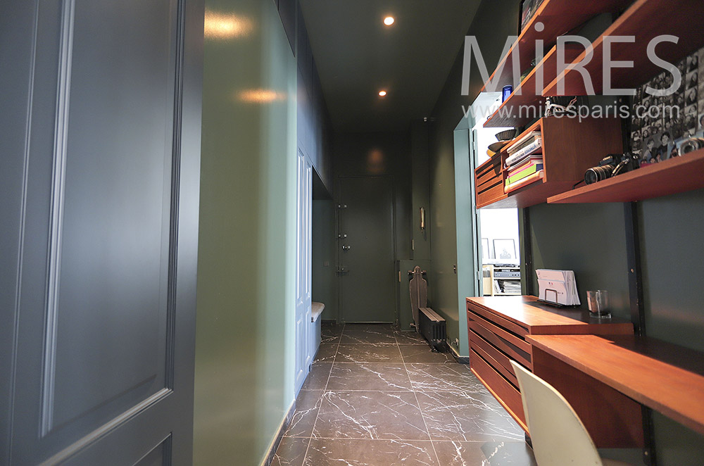 C2075 – Colorful entrance with desk