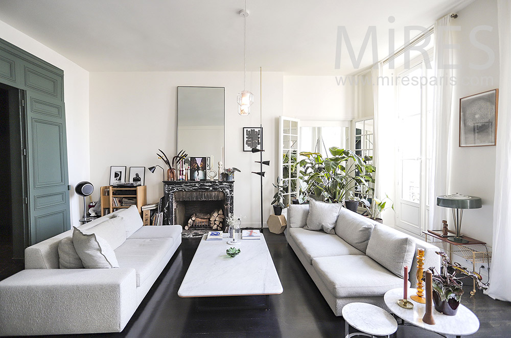 C2075 – Living room black woodfloor