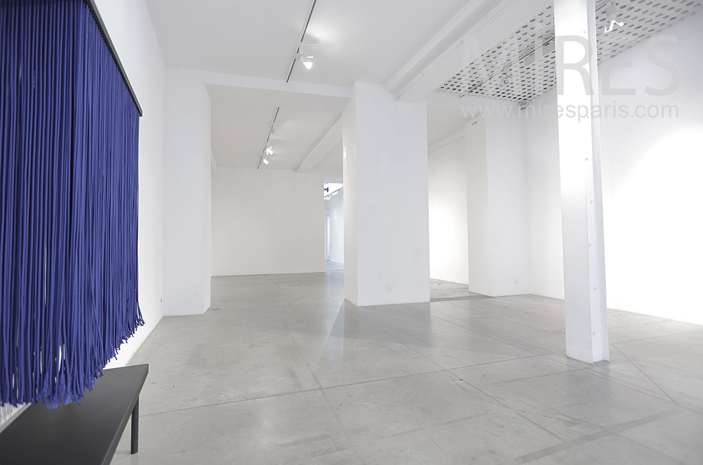 C2076 – Gallery and empty showroom