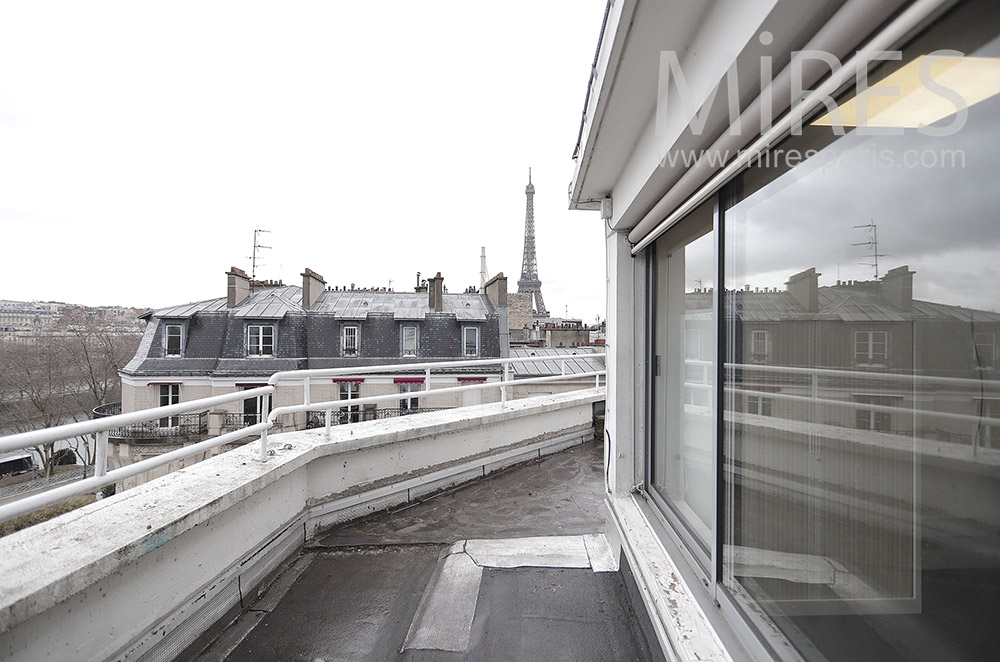 C2081 – Rooftop Eiffel Tower view