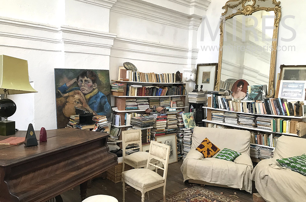 C2083 – Reading room with piano