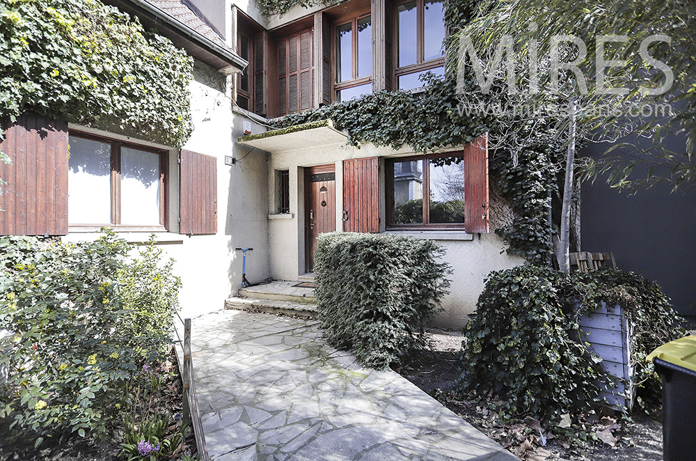 C2085 – Entrance lined with ivy