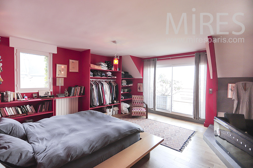 C2085 – Red bedroom with bathtub