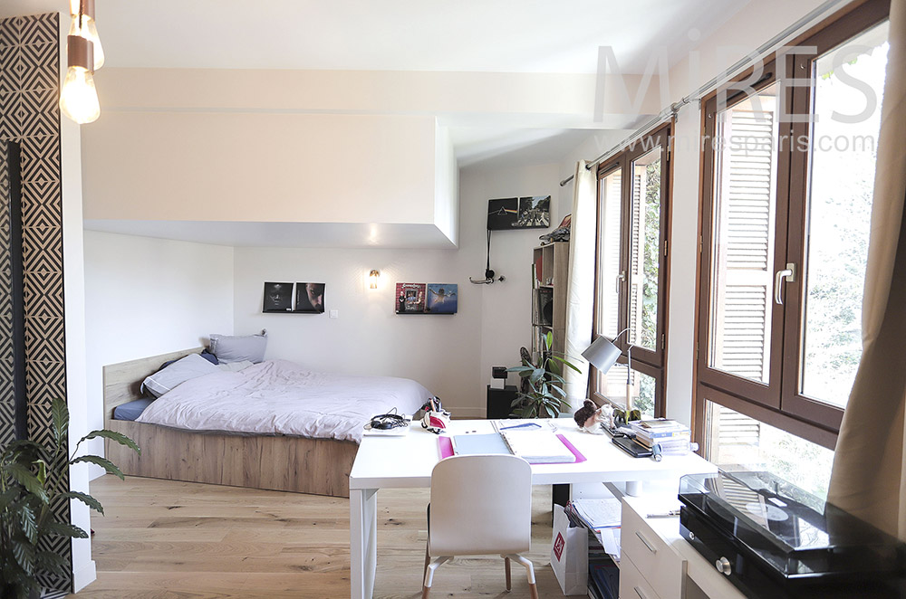 C2085 – Bright room with shower