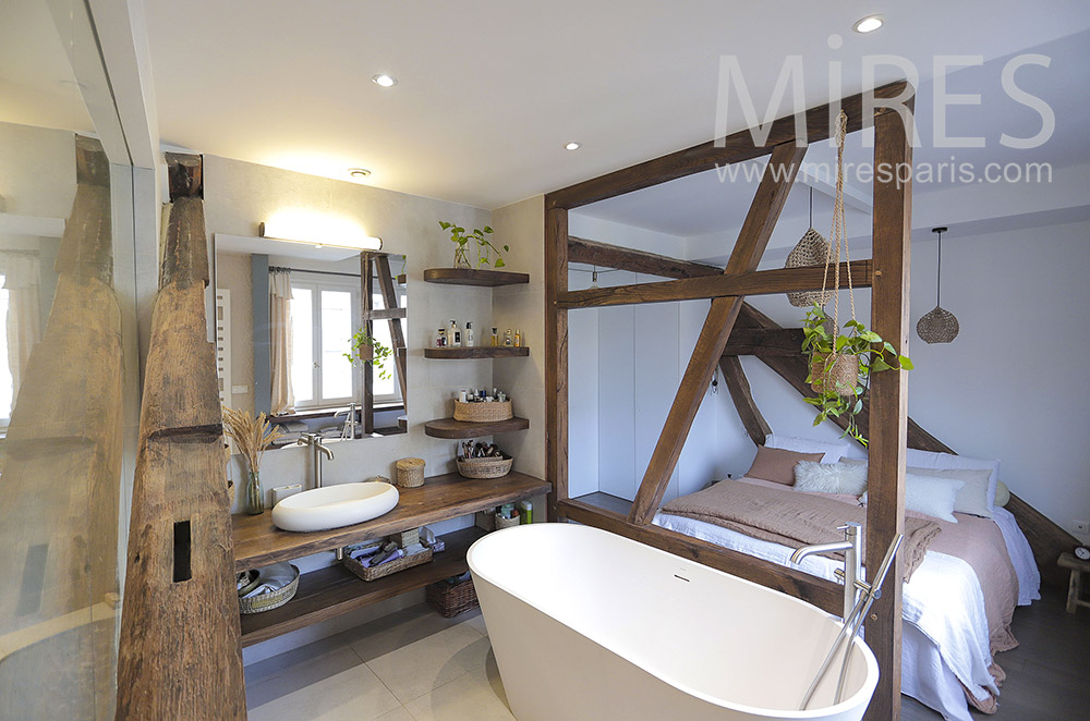 C2086 – Attached bathroom