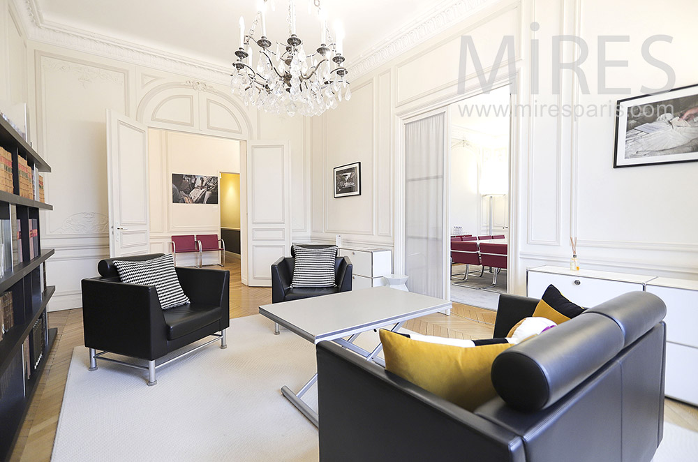 C2087 – Waiting room with library
