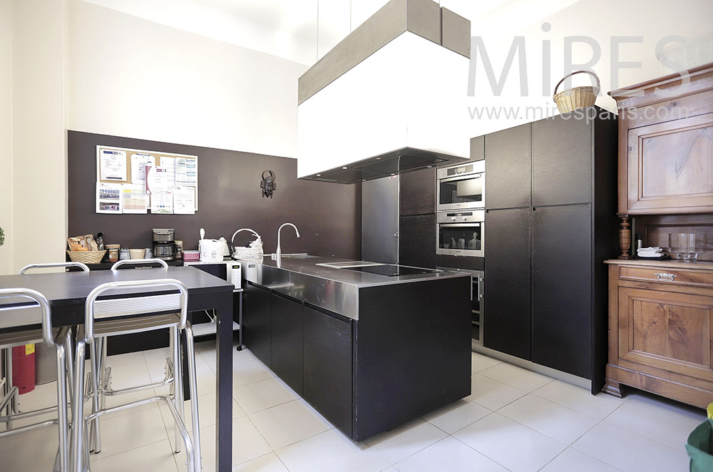 C2087 – Black modern kitchen