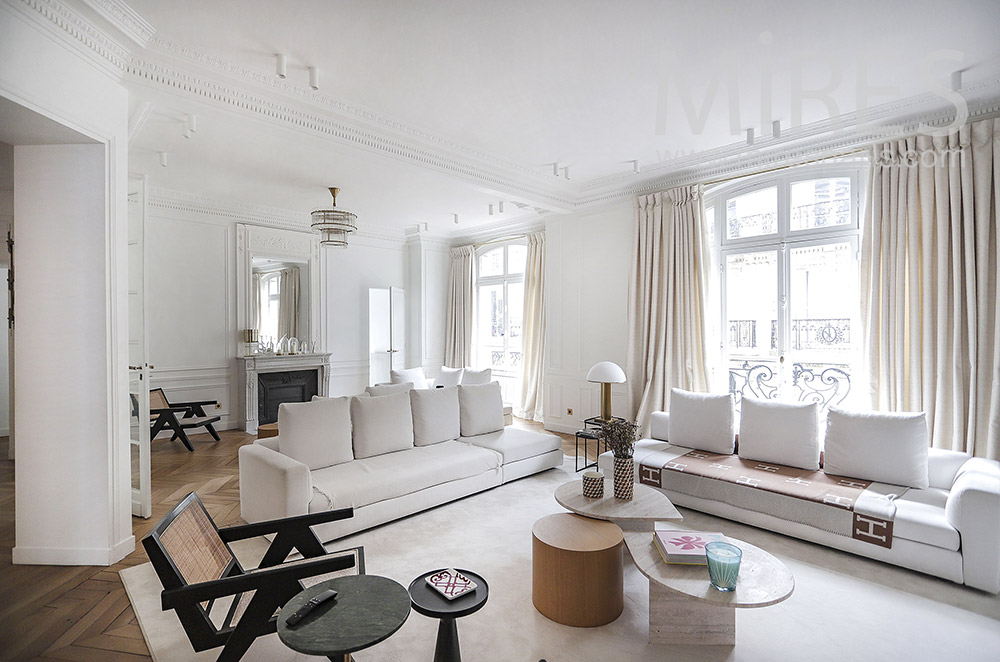 C2090 – Beautiful white apartment
