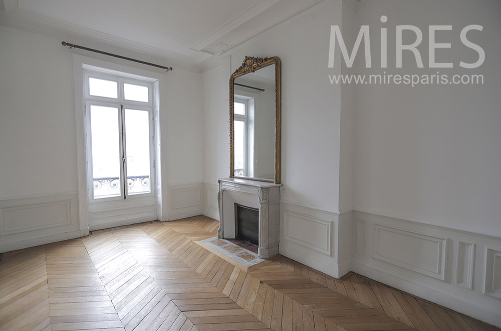 C2089 – Small room, wooden floor and fireplace