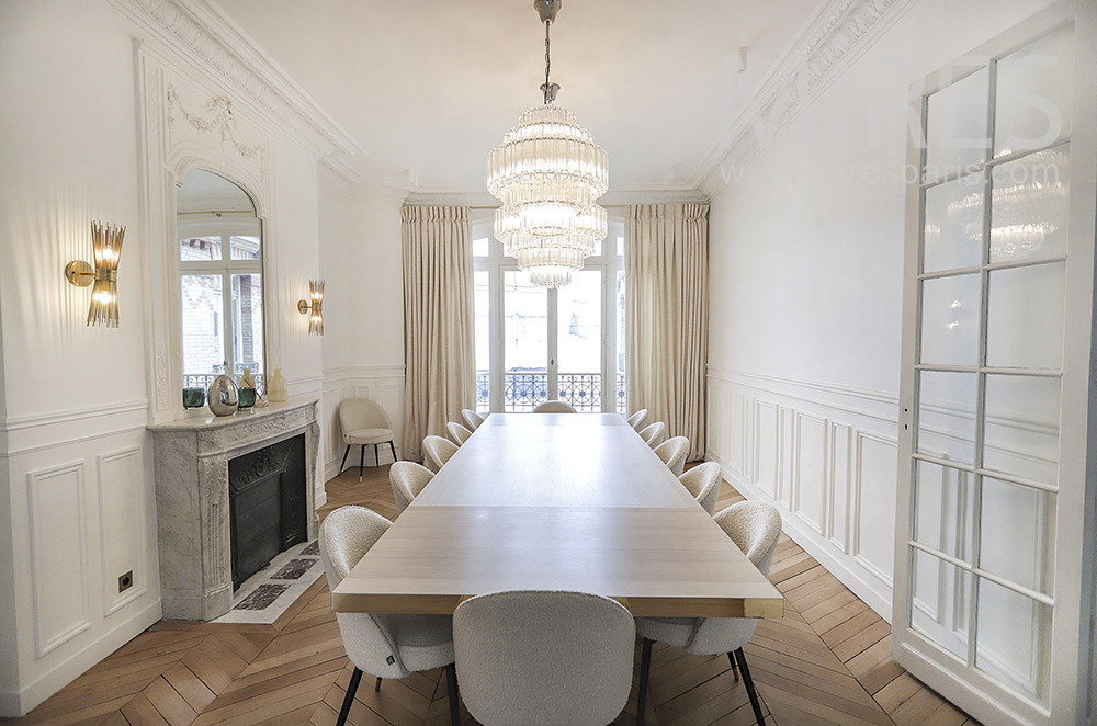 C2090 – Elegant deco and classic dining room