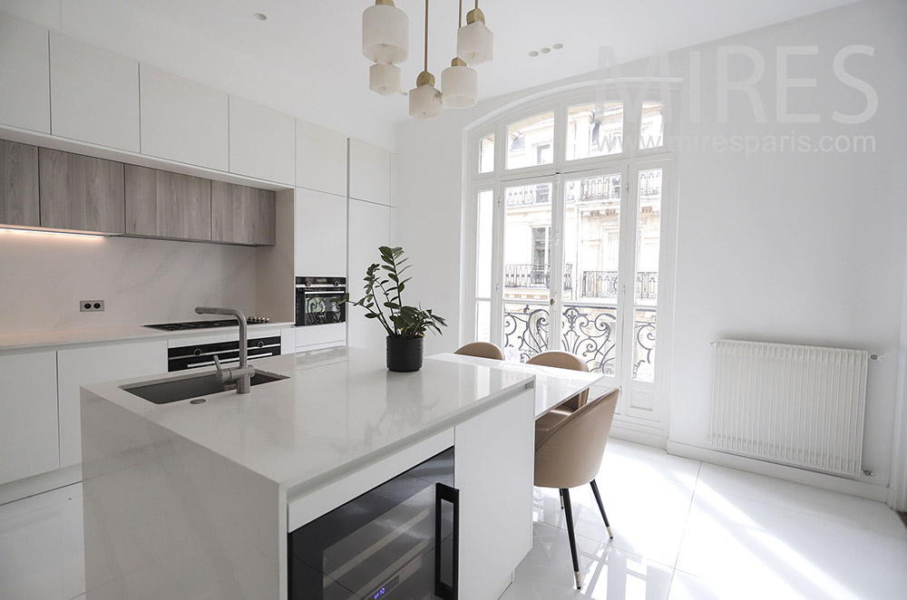 C2090 – Beautiful white kitchen, central island