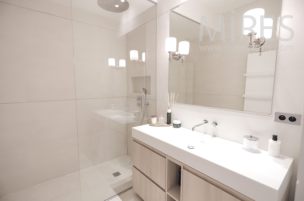 C2090 – Two bathrooms with shower